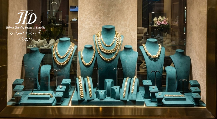روانشناسی رنگ و شکوهِ نمایش؛ راهنمای استراتژیک انتخاب رنگ برای ویترین طلا و جواهر